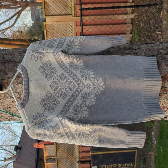 COPY - Lulurain. Girls size 7-8 Sweater. Snow flake pattern. Rhinestone on snow… - Picture 2 of 5